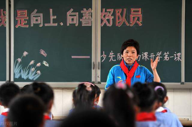 天帝在生日宴上许下了往人世游历一遭的欲望。众仙劝阻不住，但为保人世秩序，将天帝的法力尽数卸往，带着三界石下界成功。下凡的天帝因粉碎神像被解送官府。天帝在庙内受罚，却对前来上喷鼻的由狐狸精所化的女孩发生好感。狐狸精将天帝骗到倡寮，妖帝化为老鸨盗取三界石，欲杀天帝。此时许梦蛟带队查案，获得报信的青白二蛇也赶来救主。紊乱中，妖帝不及法力，只好逃脱。而许士林随后入彀附体，白蛇不忍杀死“许梦蛟”，愤慨之下，天帝与青白蛇各奔前程。 天帝往找苍生和小仙帮手，才惊觉他在人世已威望扫地，只好独自和妖帝死战。生平易近心中打动，从头供奉天帝。危难之际，天帝在世人供奉中重获法身，终究击败妖帝，使得三界停息动荡，重获平和平静。